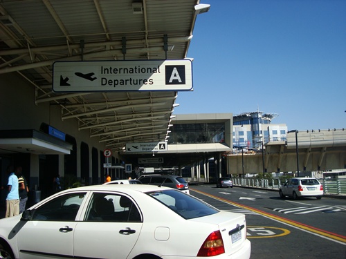 Di bandar udara Johannesburg, kami pergi ke terminal internasional karena penerbangan kami sebenarnya adalah penerbangan transit internasional yang bertujuan ke Cape Town dan melewati Johannesburg