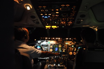 Kapten penerbang selalu duduk di kiri dan First Officer duduk di kanan