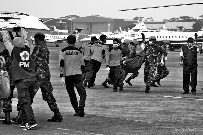 Tim gabungan TNI, POLRI, PMI dan Basarnas bersiap mengambil jenazah korban kecelakaan pesawat Sukhoi Superjet 100 dari helikopter Bolkow MBO-105 di bandara Halim Perdana Kusuma Jakarta (Himanda Amrullah Photo for DISPEN TNI-AU) Tim gabungan TNI, POLRI, PMI dan Basarnas bersiap mengambil jenazah korban kecelakaan pesawat Sukhoi Superjet 100 dari helikopter Bolkow MBO-105 di bandara Halim Perdana Kusuma Jakarta (Himanda Amrullah Photo for DISPEN TNI-AU)