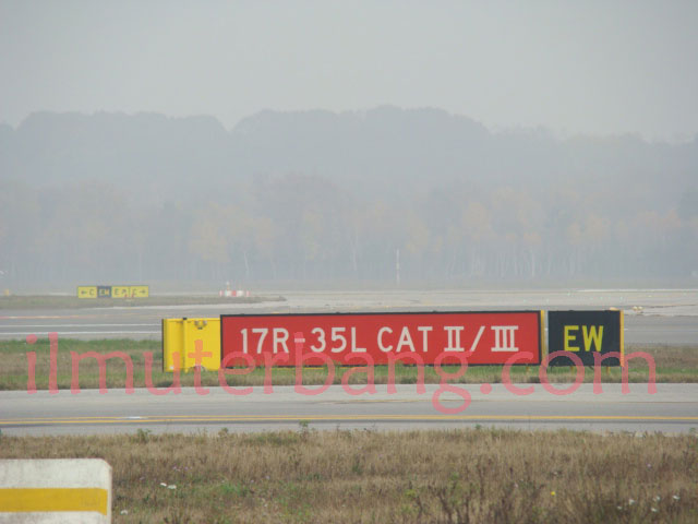 Marka batas daerah sensitif Cat 2/3 untuk runway 17R/35L yang tidak boleh dilewati jika ada yang sedang melakukan approach