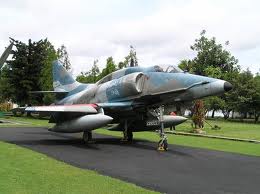 Pesawat A-4/Skyhawk dengan “drop tank” menggelantung di bawah sayap